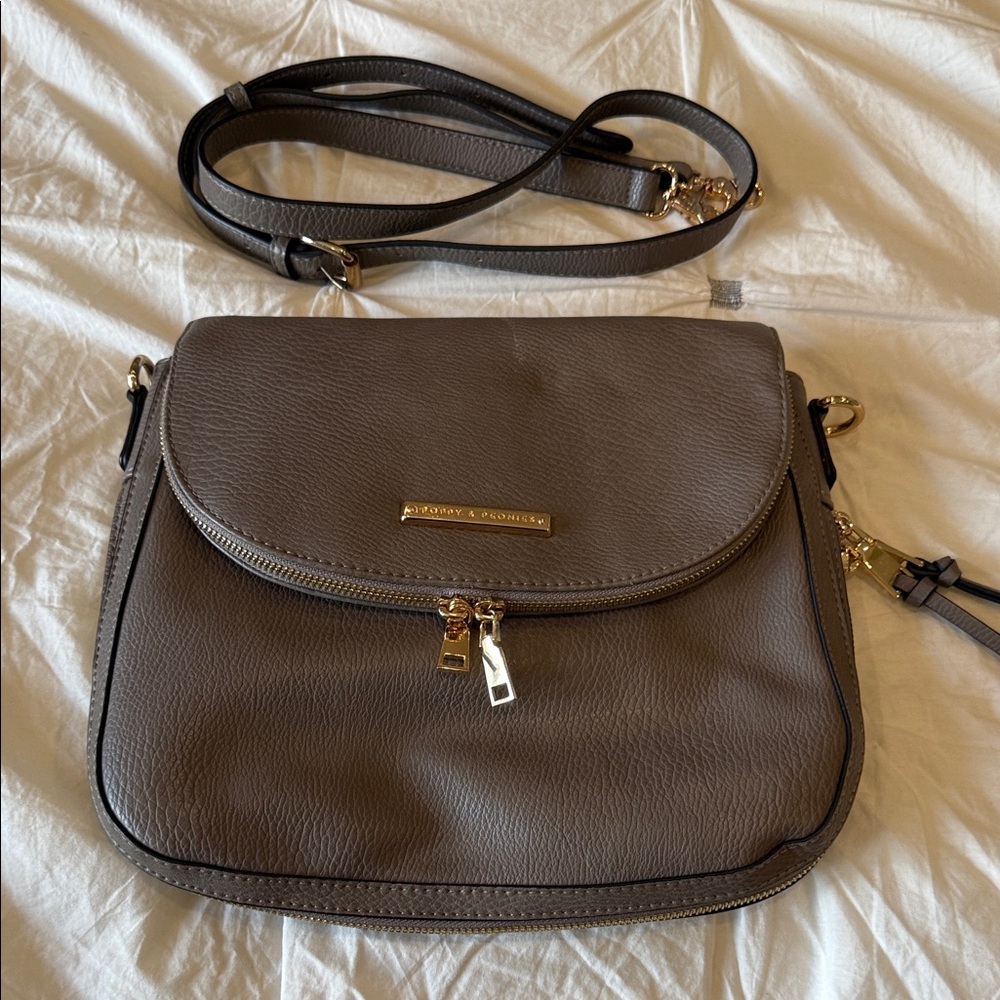 NWOT Poppy & Peonies downtown Taupe/grey Crossbody Bag with Gold Details